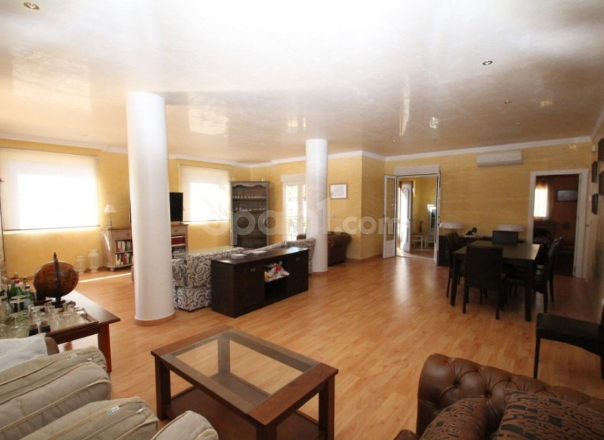 Resale - Villa -
Cabo Roig