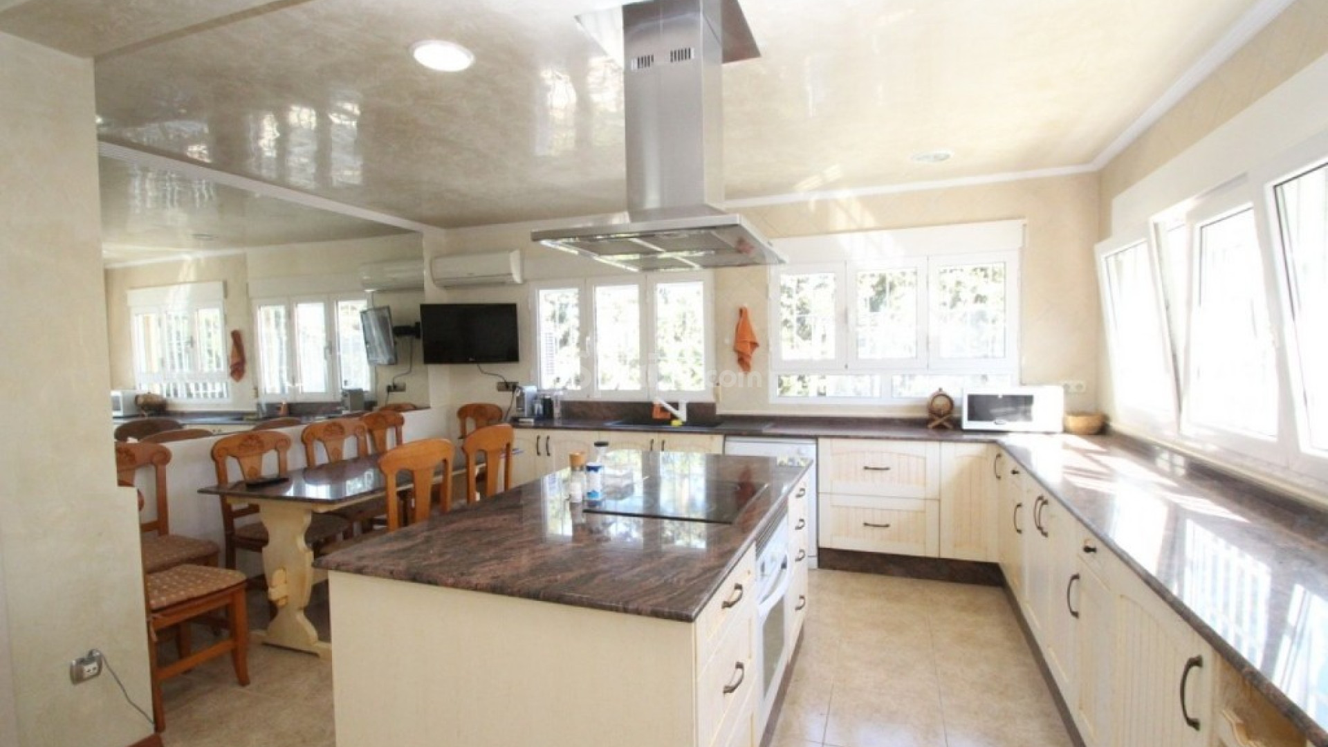 Resale - Villa -
Cabo Roig