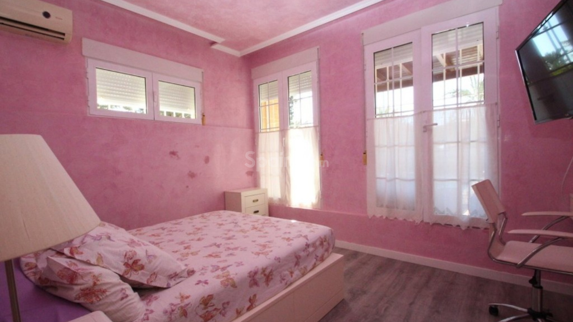 Resale - Villa -
Cabo Roig