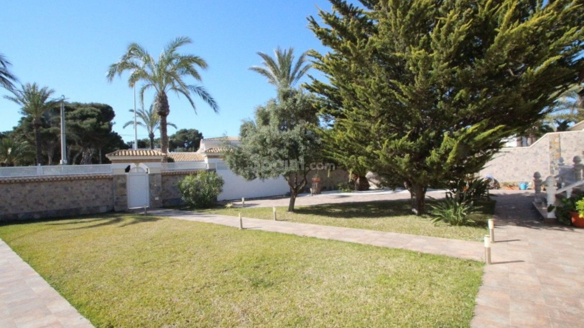 Resale - Villa -
Cabo Roig