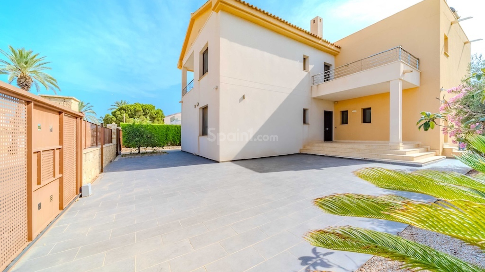 Resale - Villa -
Cabo Roig
