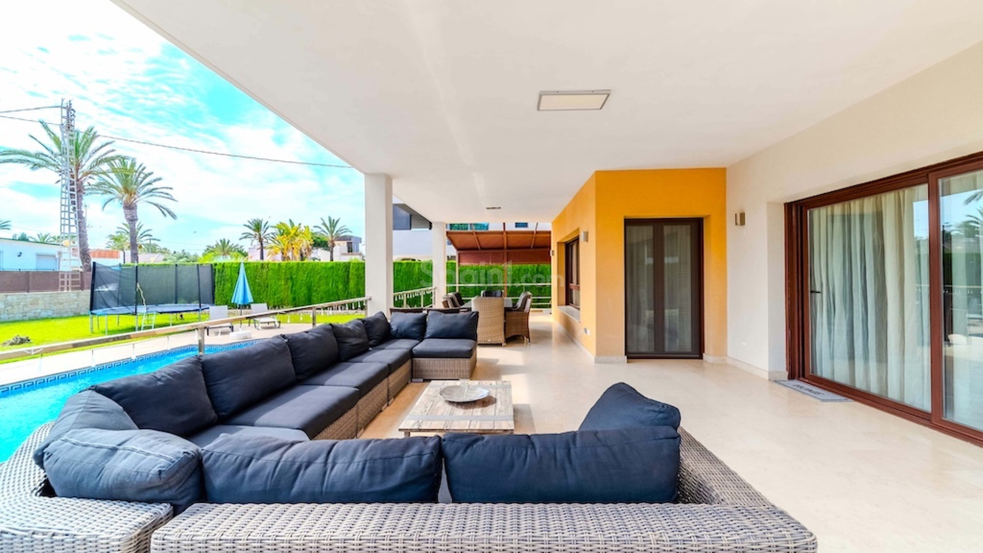 Resale - Villa -
Cabo Roig