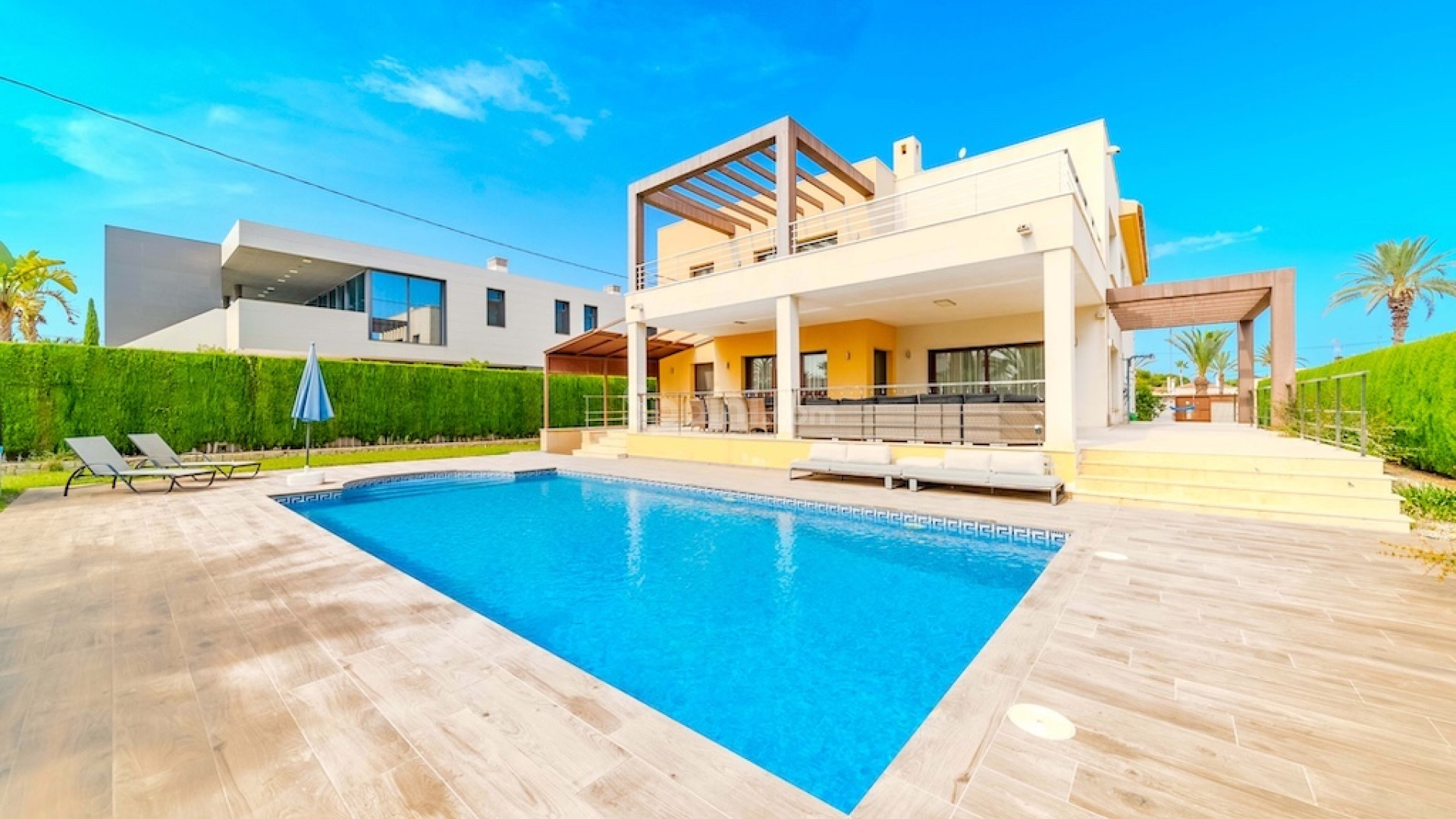 Resale - Villa -
Cabo Roig