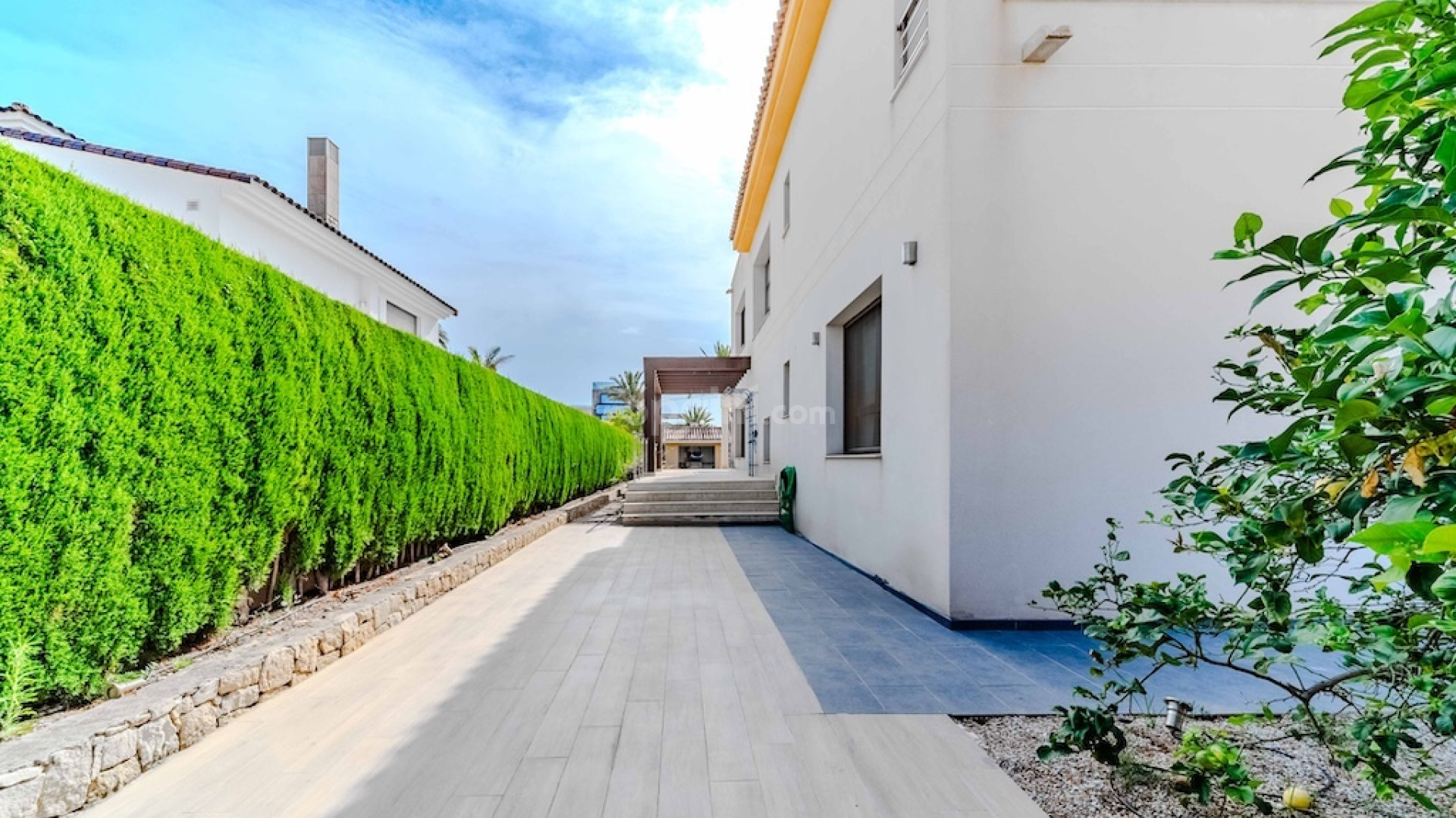 Resale - Villa -
Cabo Roig