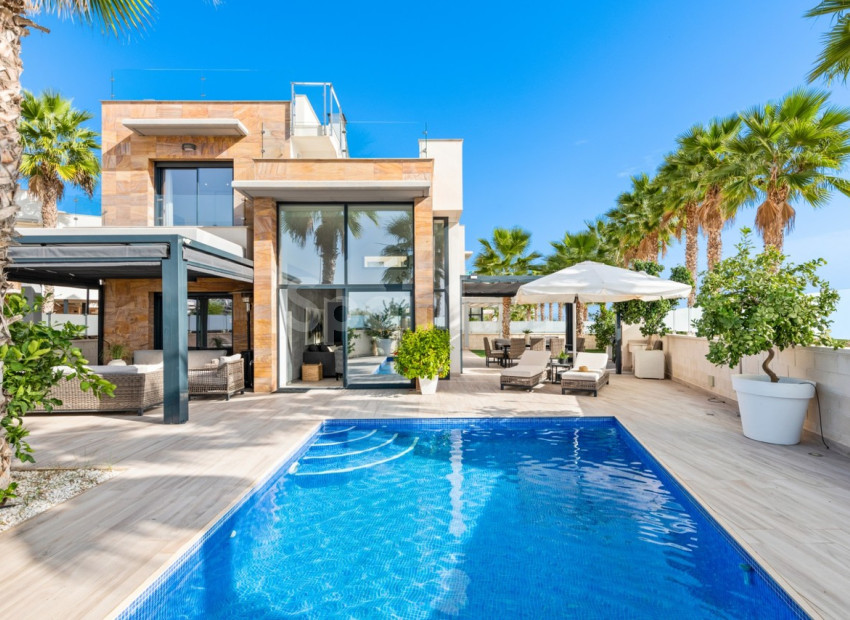 Resale - Villa -
Cabo Roig