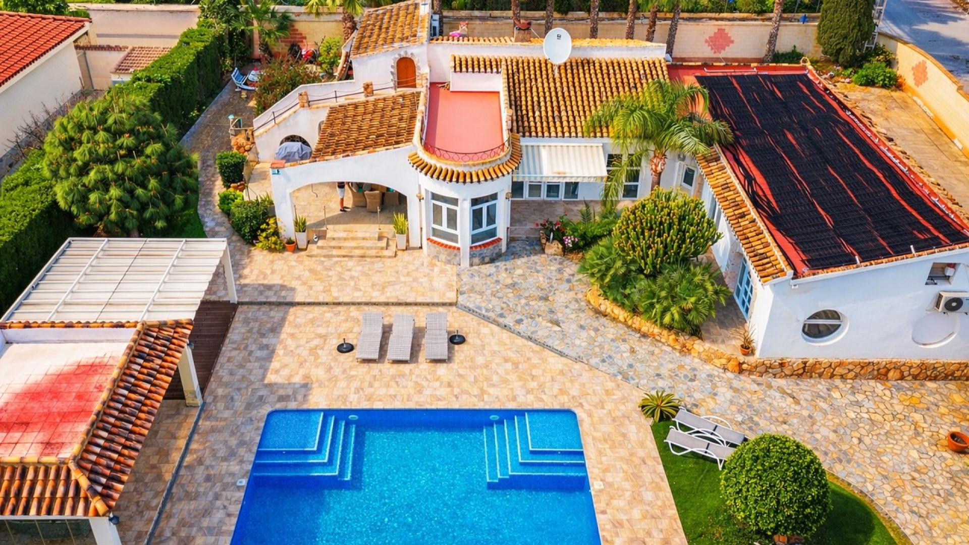 Resale - Villa -
Cabo Roig