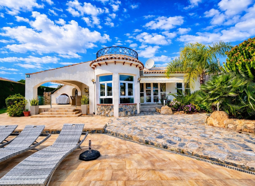 Resale - Villa -
Cabo Roig