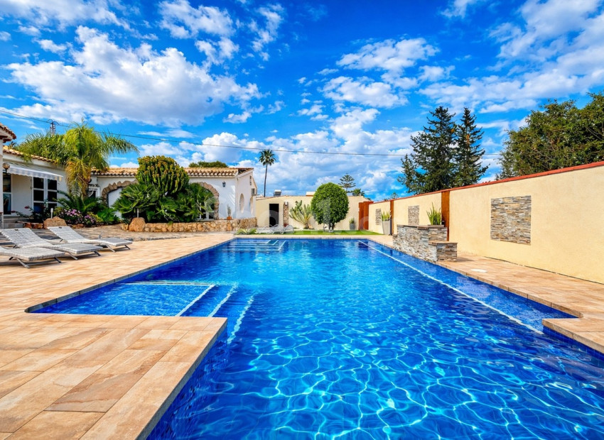 Resale - Villa -
Cabo Roig