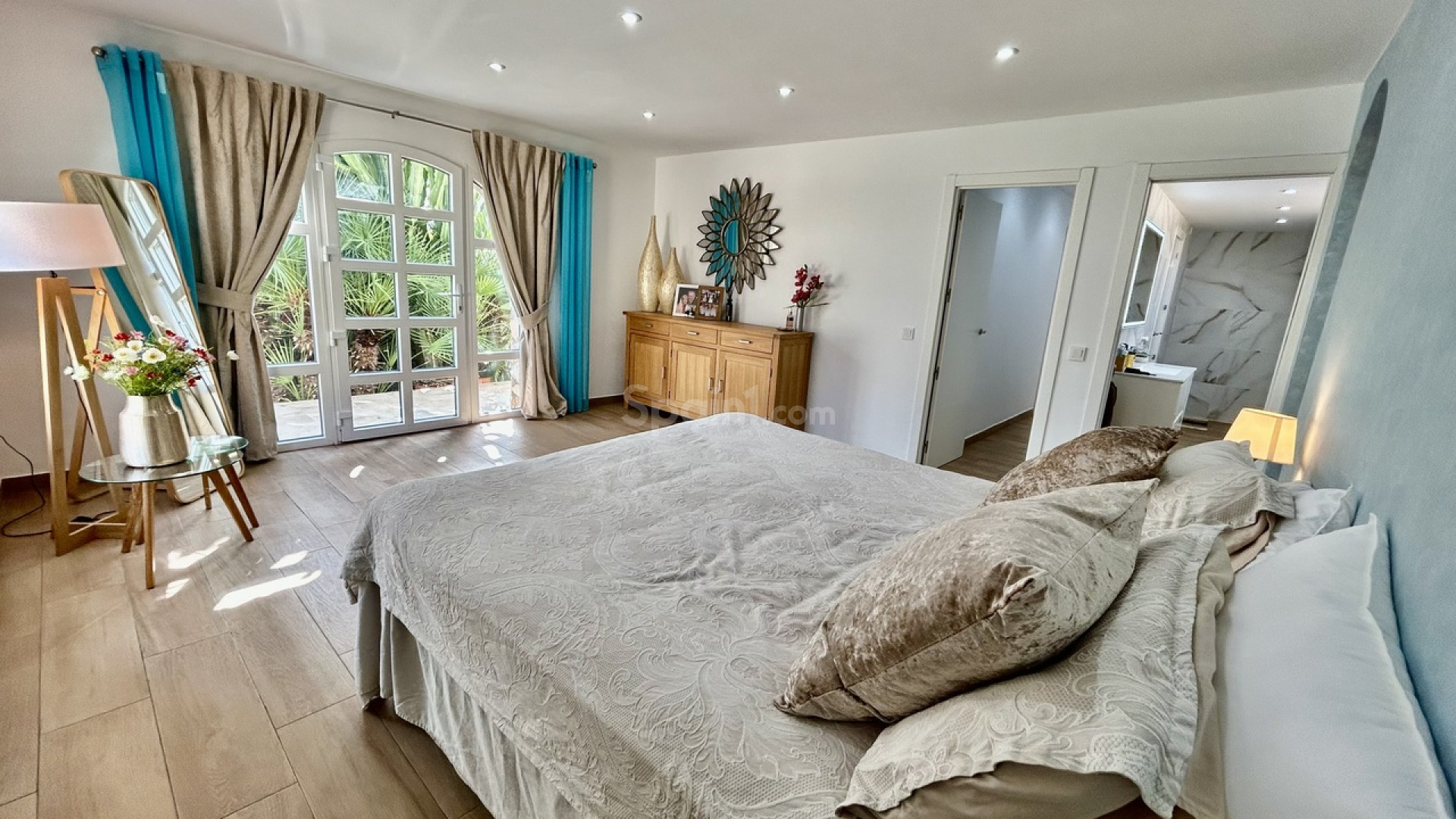 Resale - Villa -
Cabo Roig