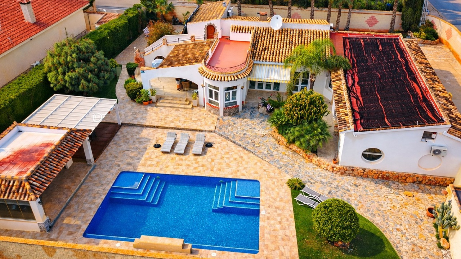 Resale - Villa -
Cabo Roig