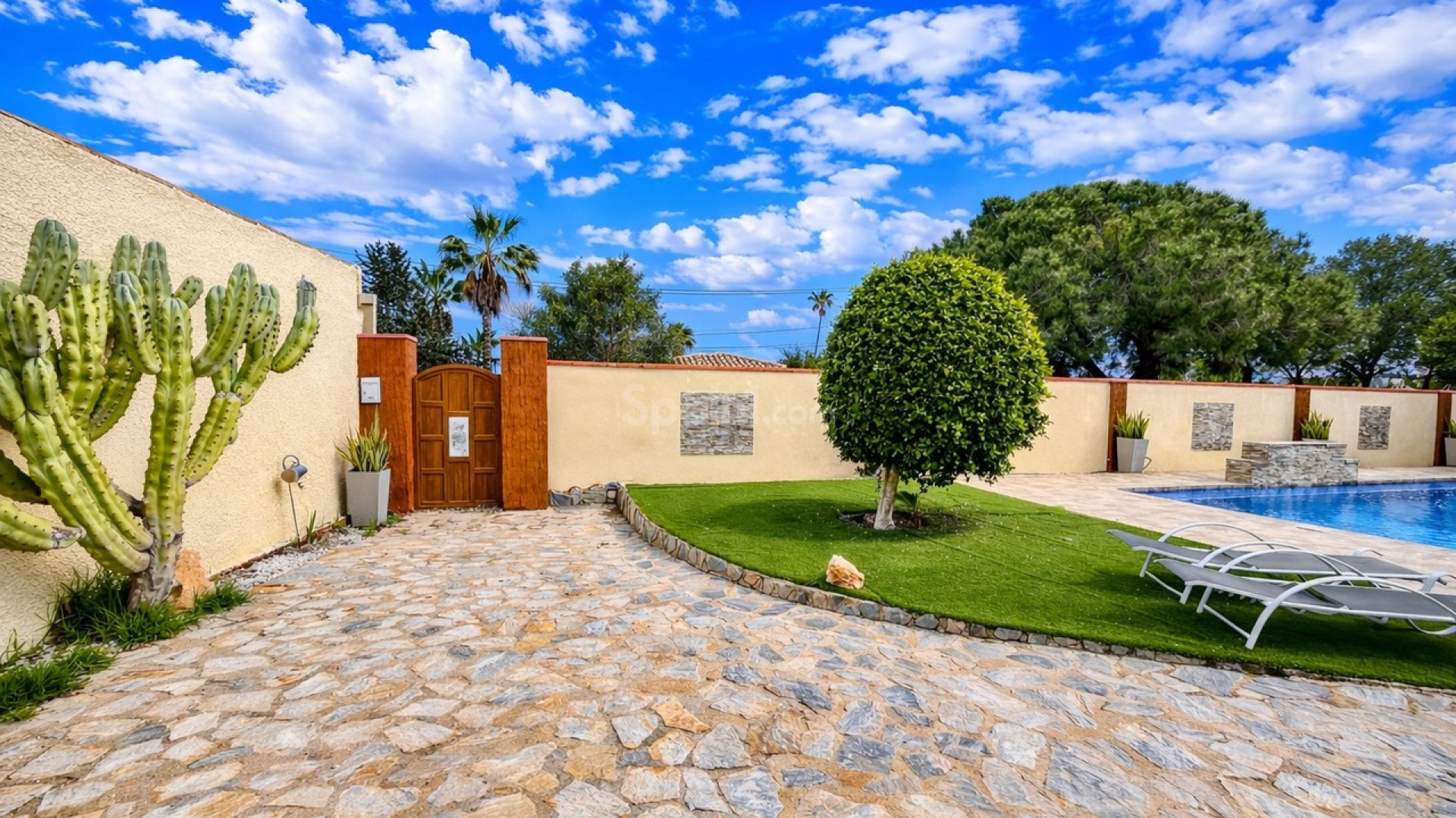 Resale - Villa -
Cabo Roig
