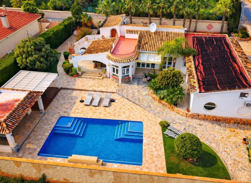 Resale - Villa -
Cabo Roig