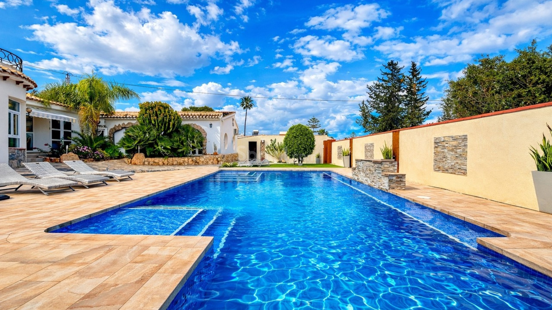 Resale - Villa -
Cabo Roig