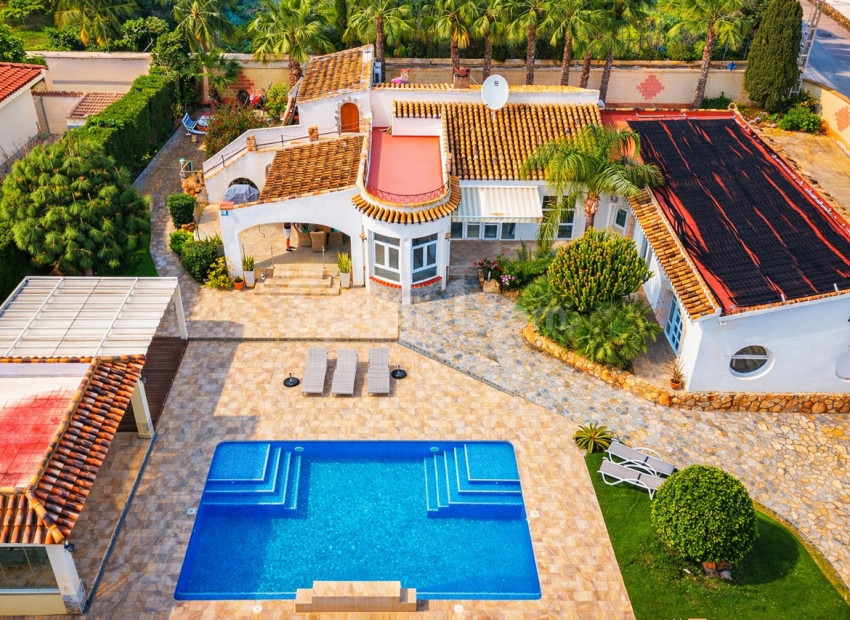 Resale - Villa -
Cabo Roig