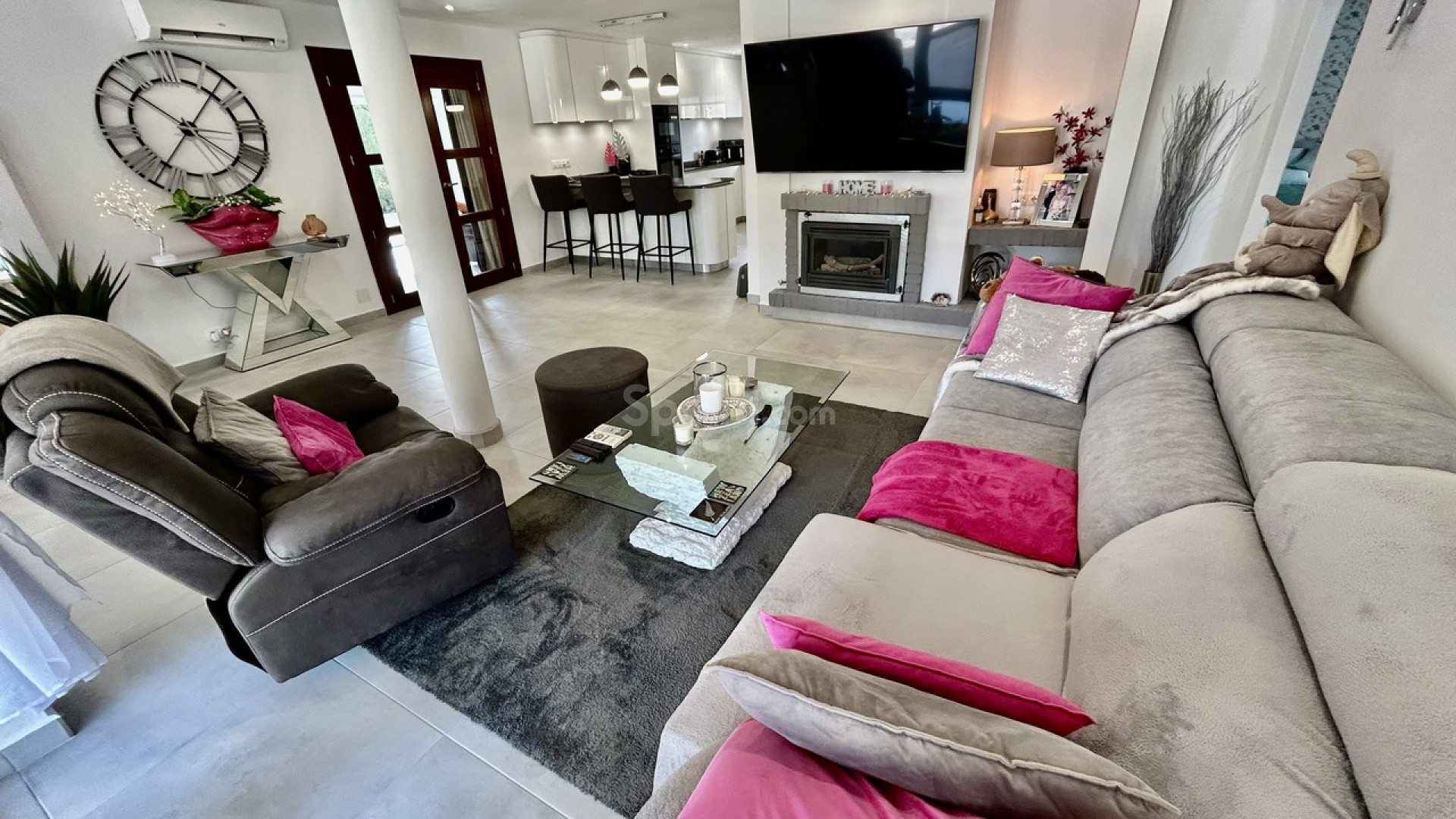 Resale - Villa -
Cabo Roig