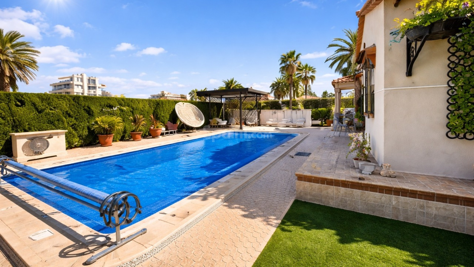 Resale - Villa -
Cabo Roig