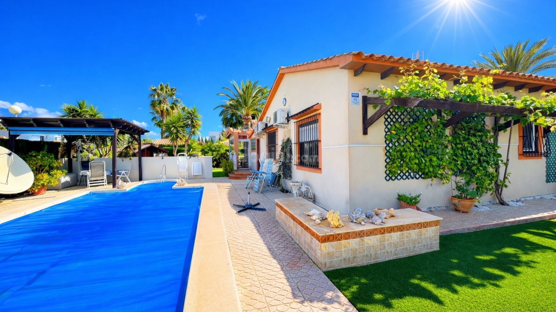 Resale - Villa -
Cabo Roig