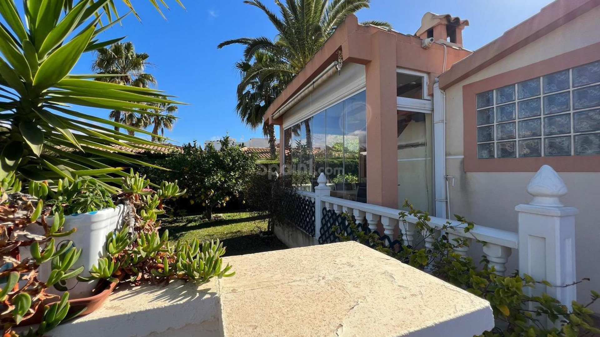 Resale - Villa -
Cabo Roig