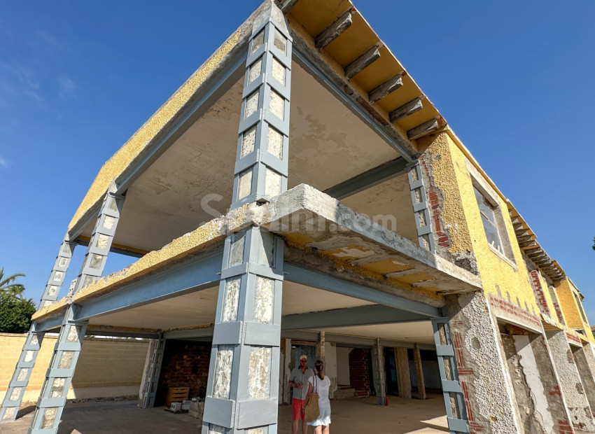 Resale - Villa -
Cabo Roig