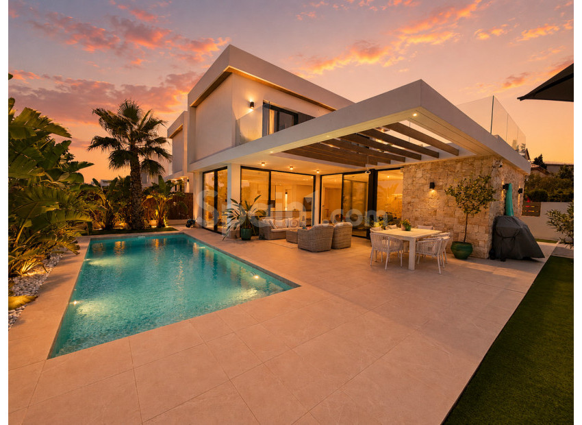 Resale - Villa -
Cabo Roig
