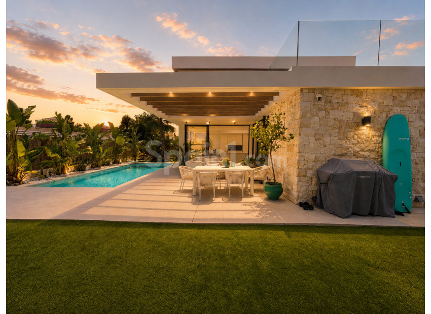 Resale - Villa -
Cabo Roig
