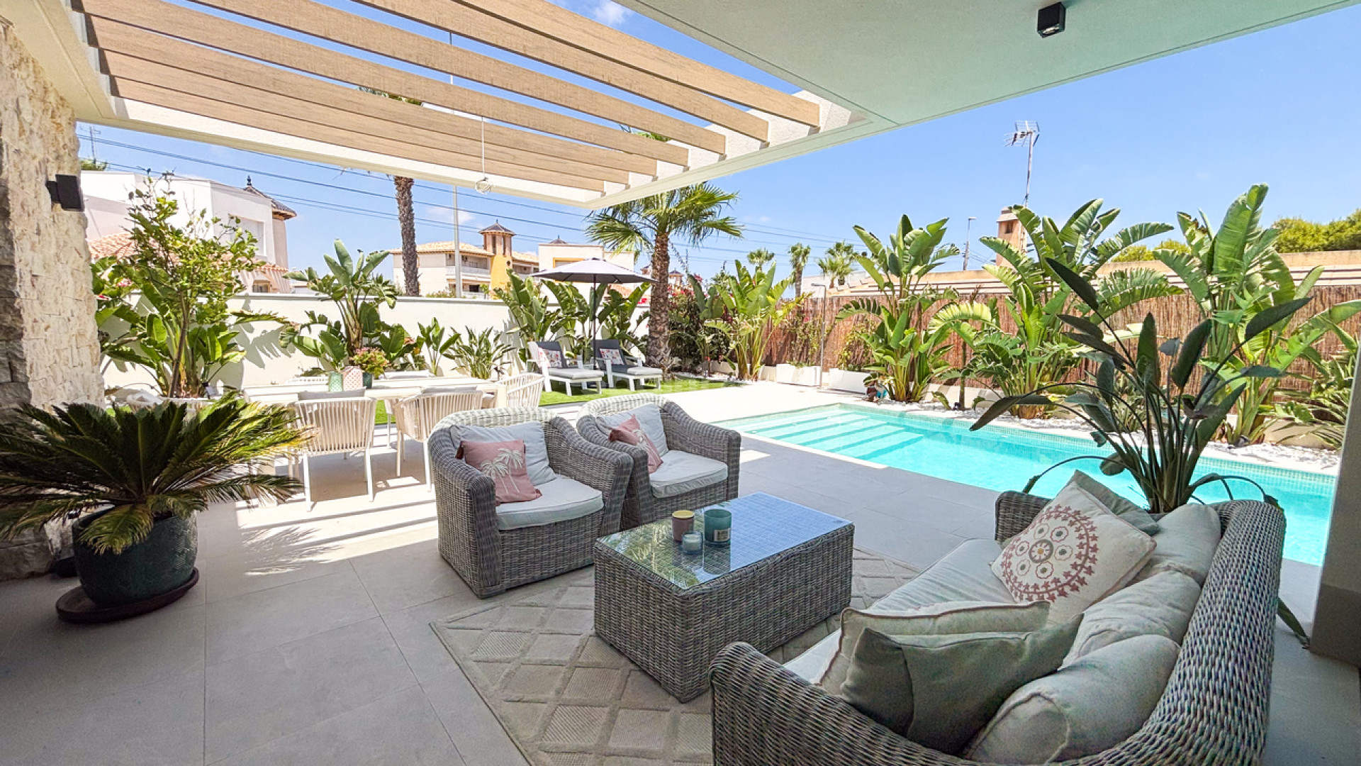 Resale - Villa -
Cabo Roig