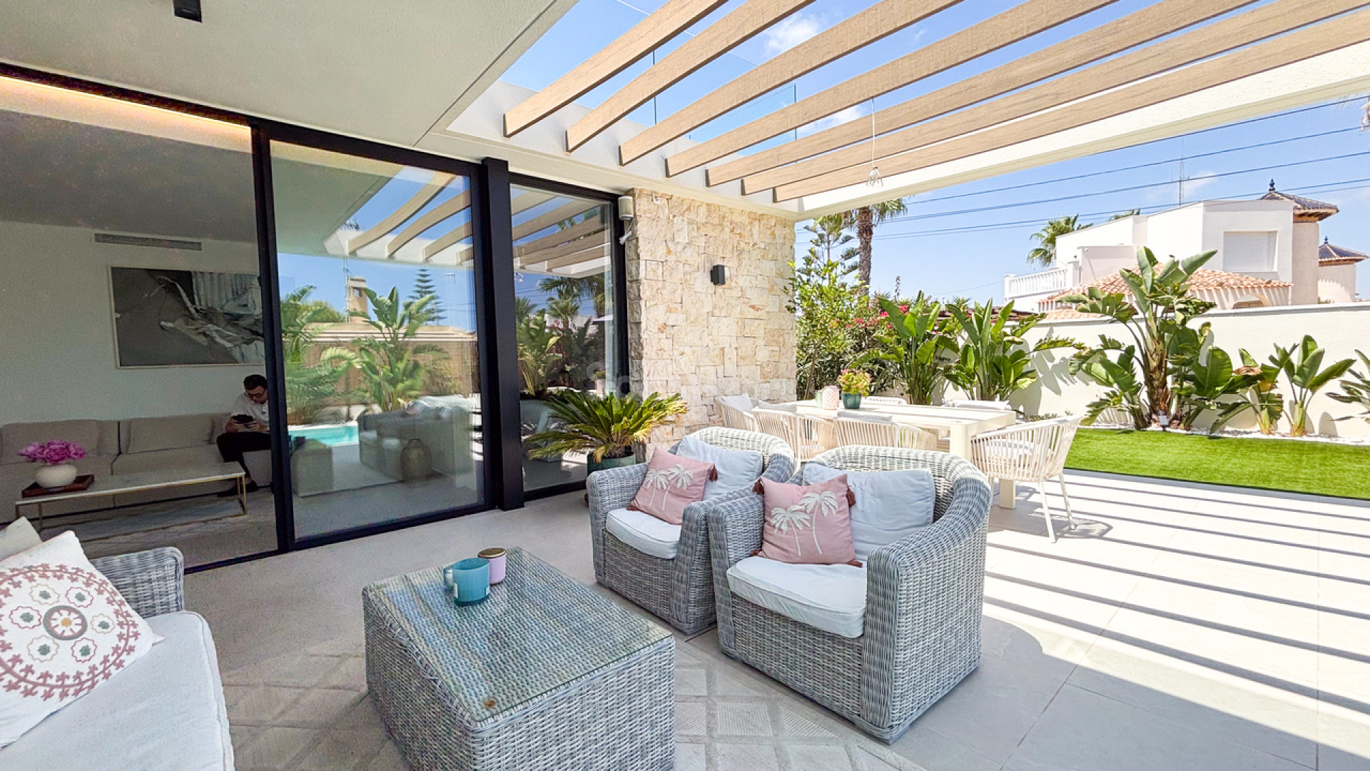 Resale - Villa -
Cabo Roig