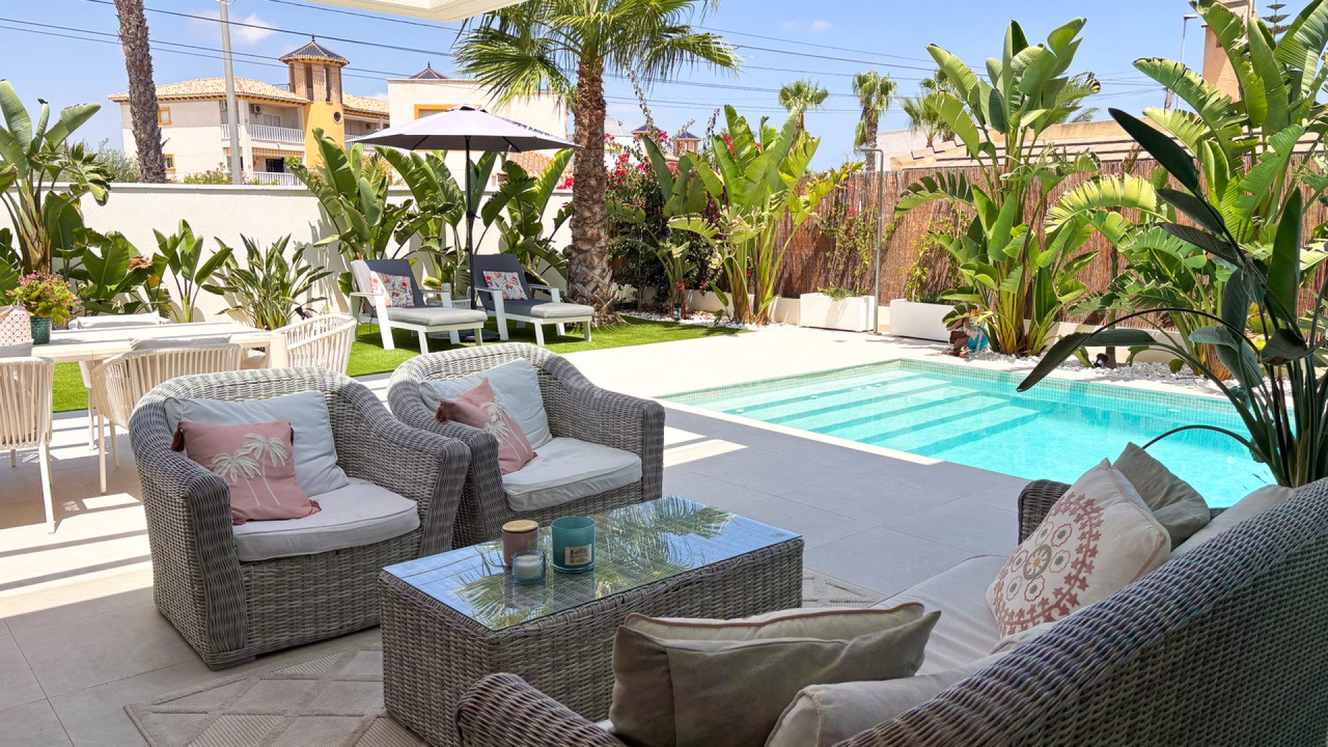 Resale - Villa -
Cabo Roig