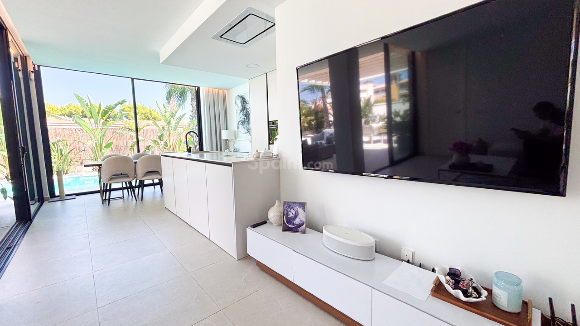Resale - Villa -
Cabo Roig