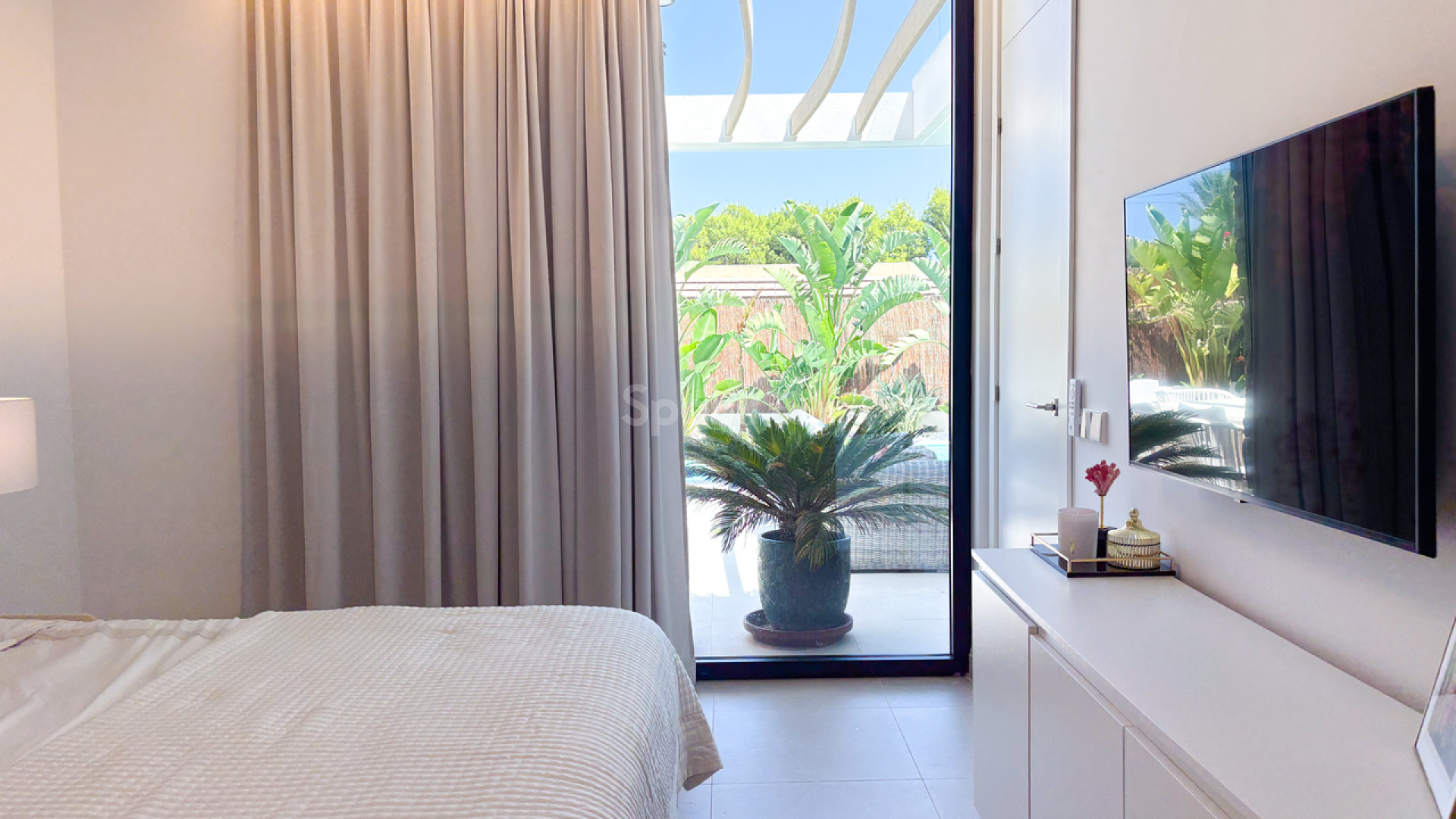 Resale - Villa -
Cabo Roig