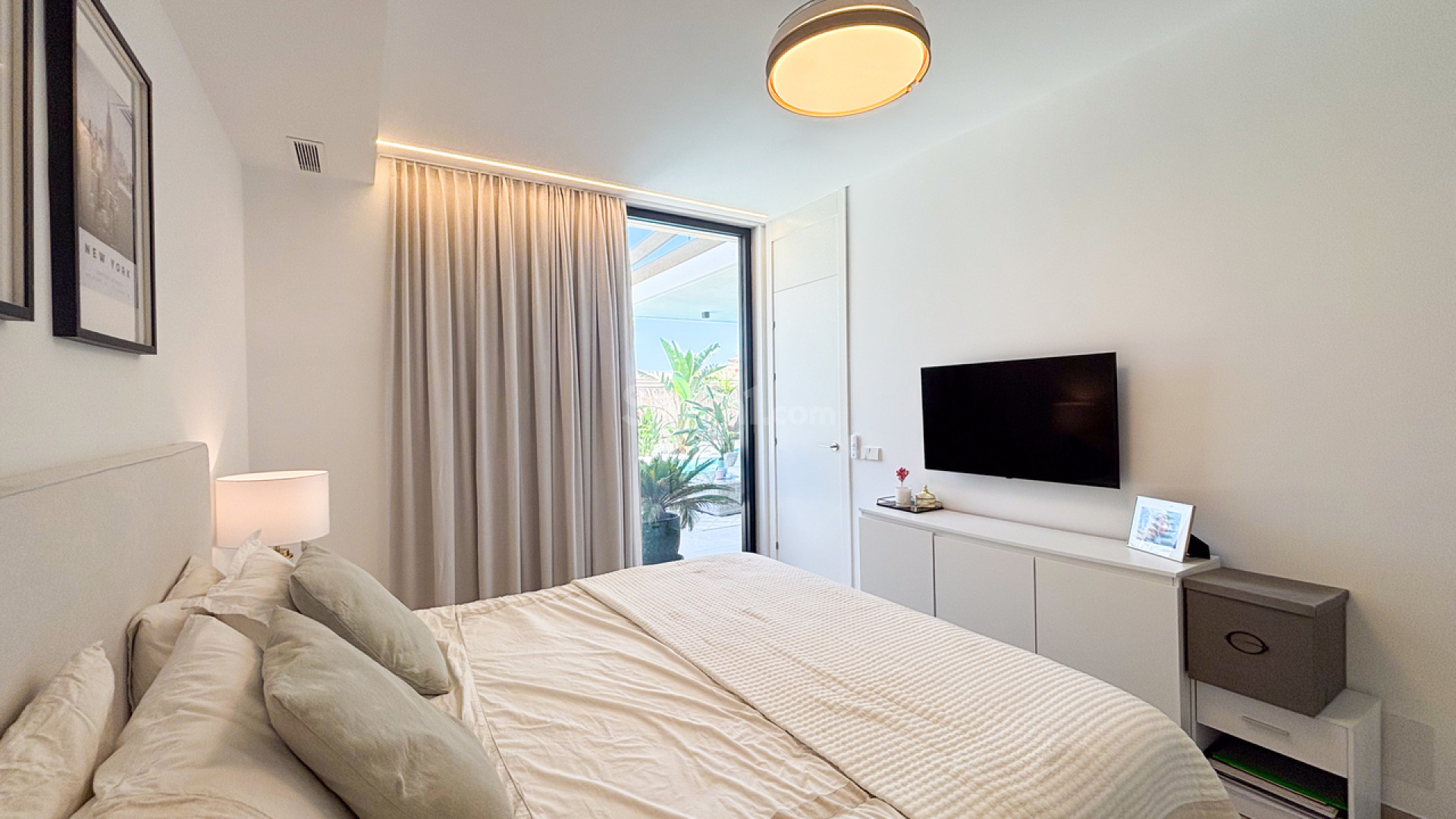 Resale - Villa -
Cabo Roig