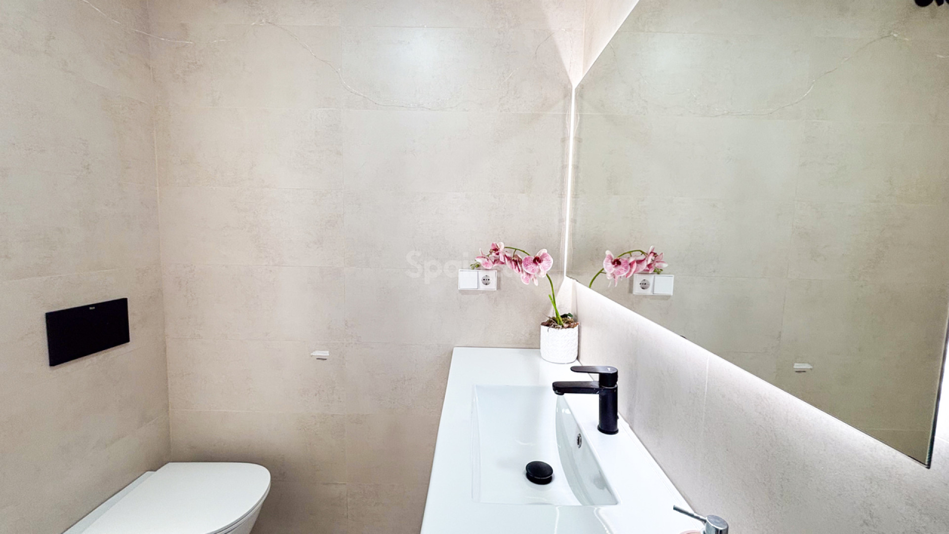 Resale - Villa -
Cabo Roig