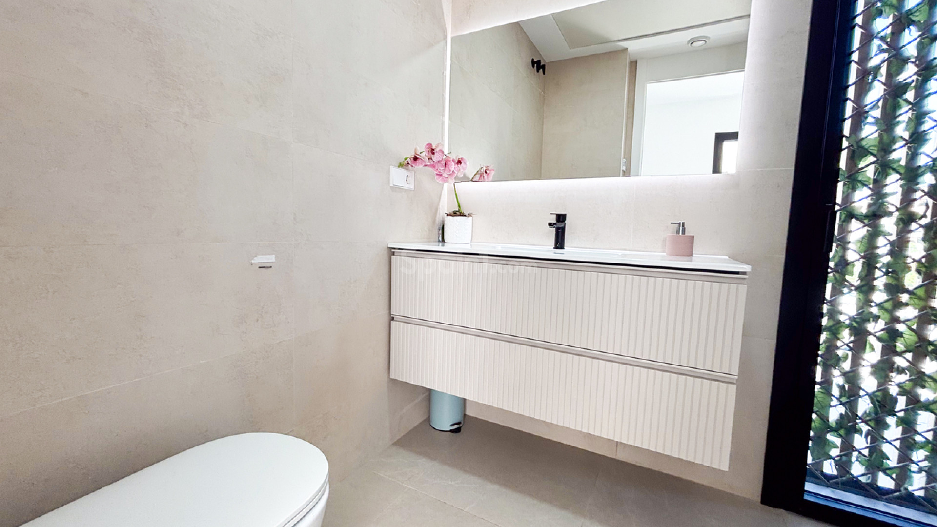 Resale - Villa -
Cabo Roig