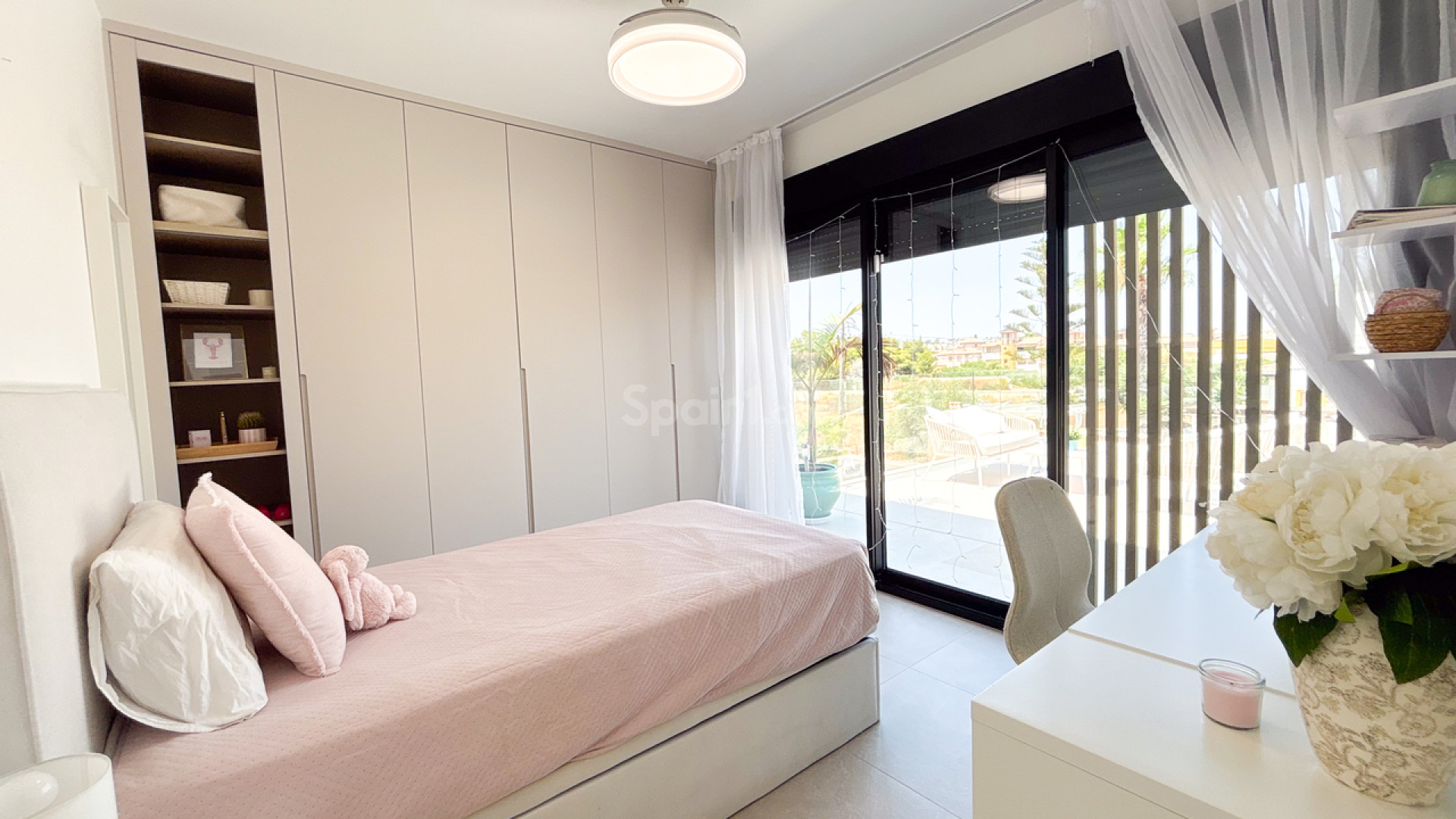 Resale - Villa -
Cabo Roig