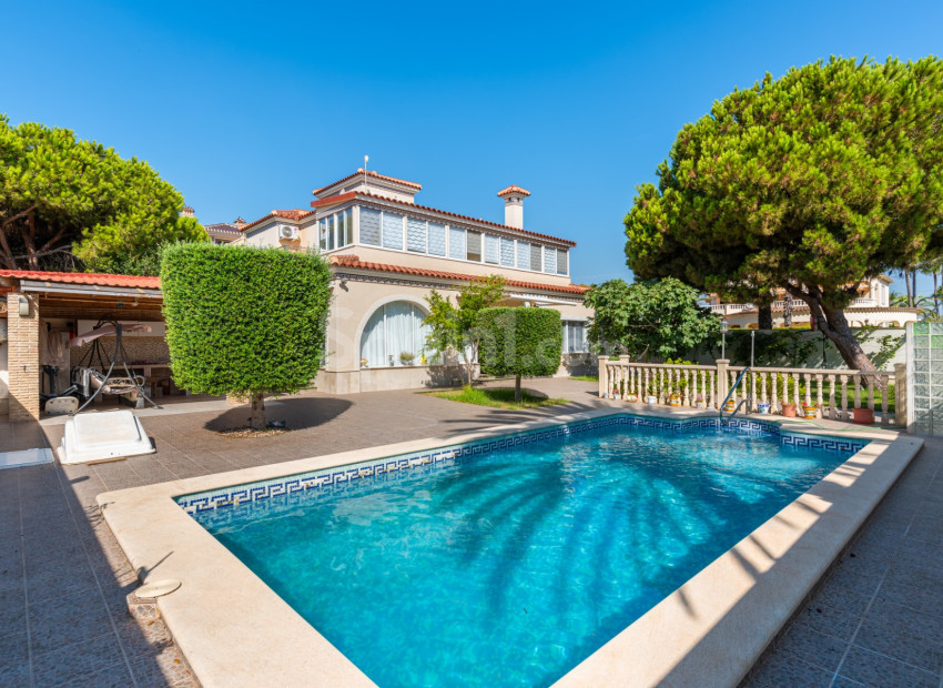 Resale - Villa -
Cabo Roig