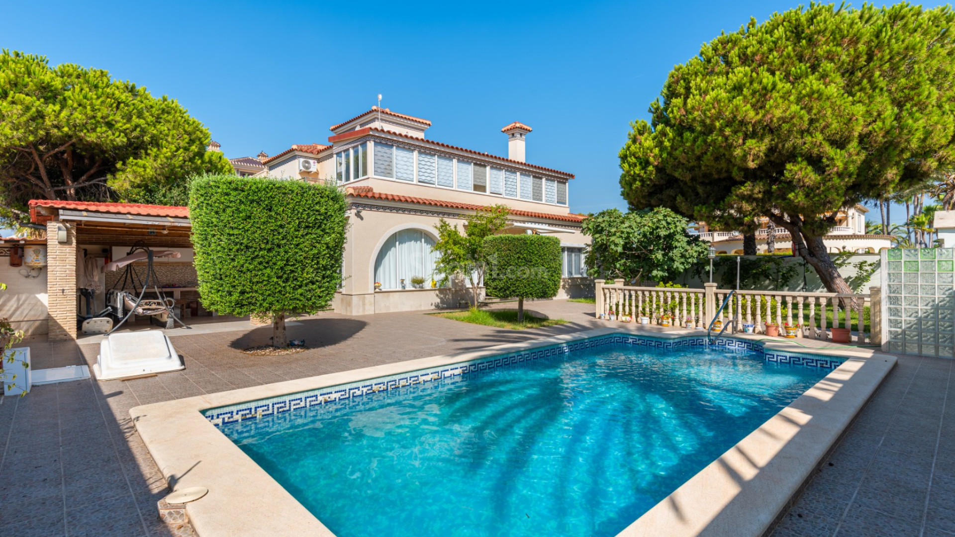 Resale - Villa -
Cabo Roig