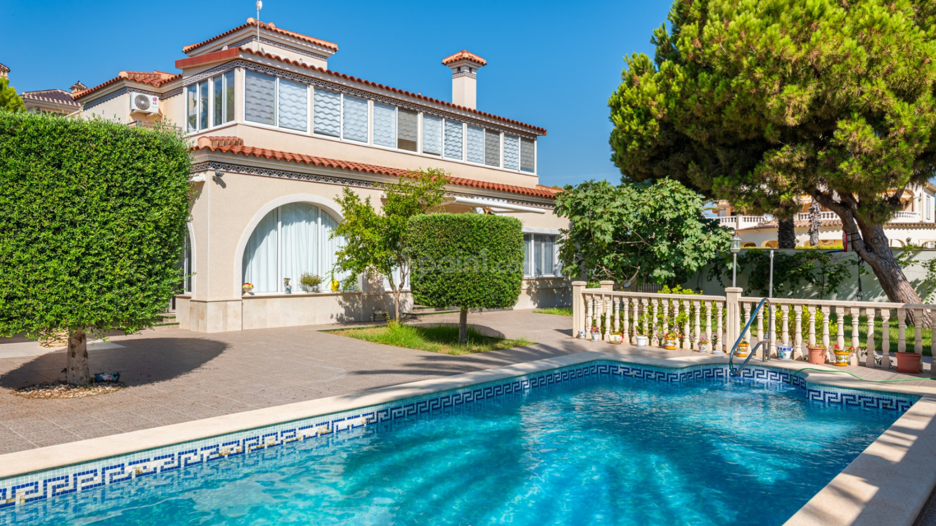 Resale - Villa -
Cabo Roig