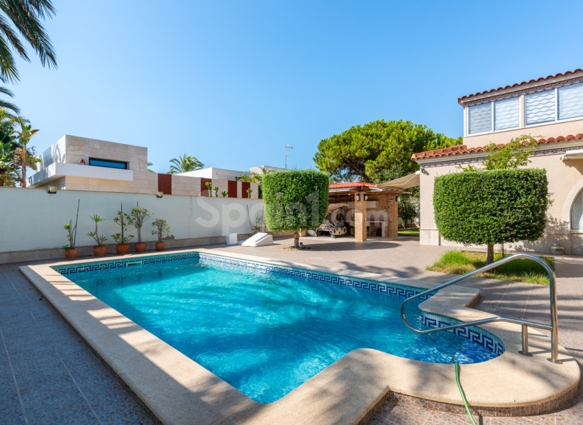 Resale - Villa -
Cabo Roig