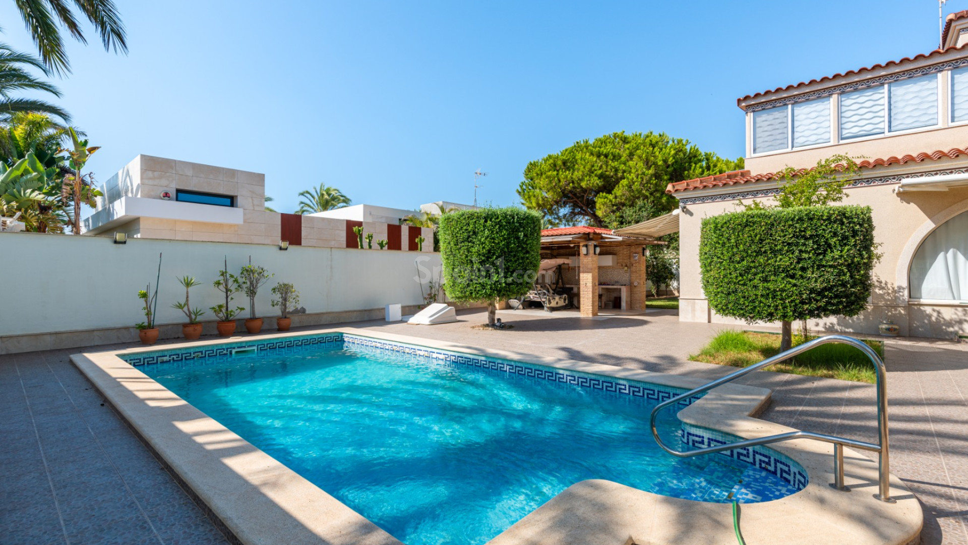 Resale - Villa -
Cabo Roig