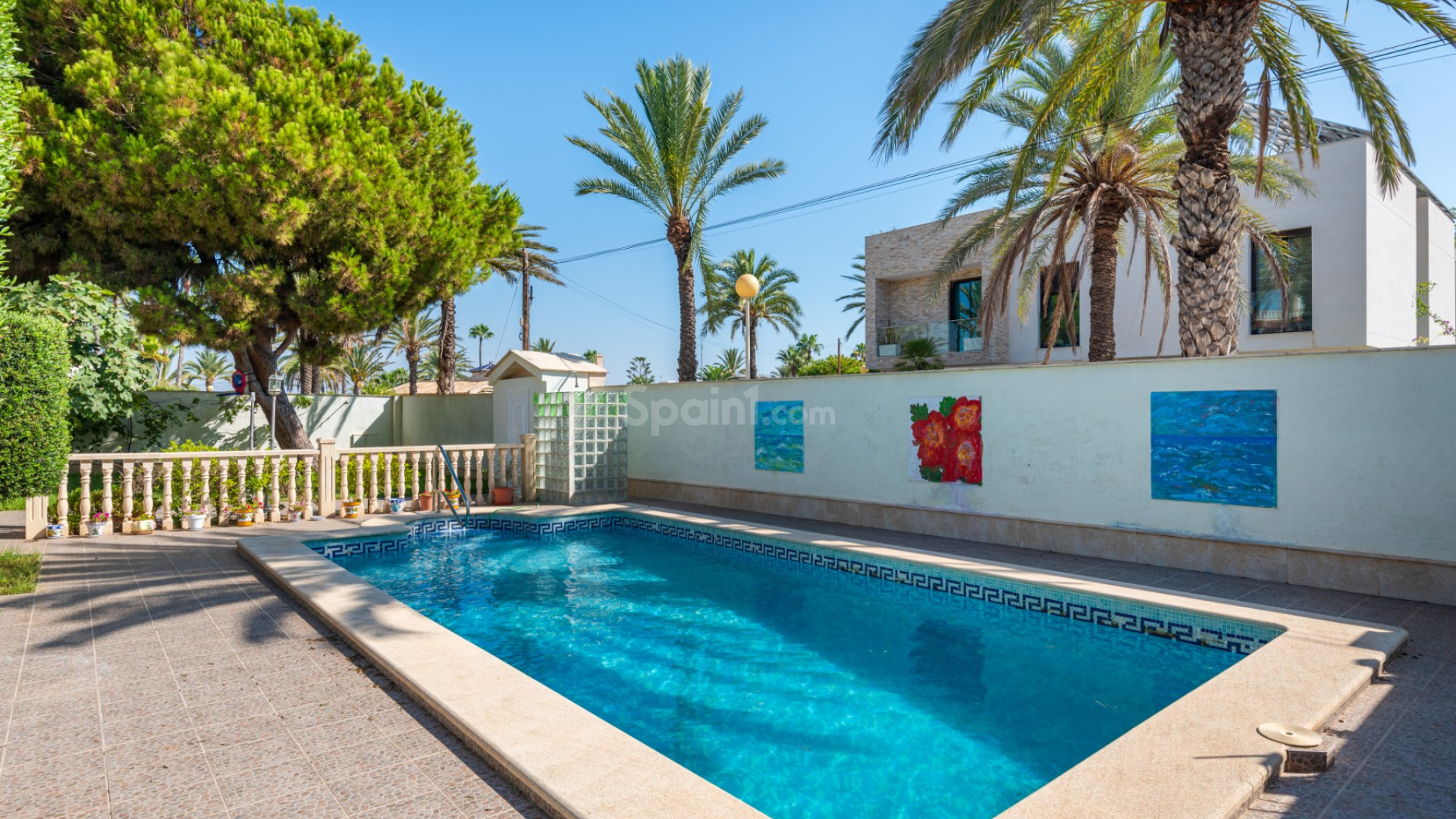 Resale - Villa -
Cabo Roig