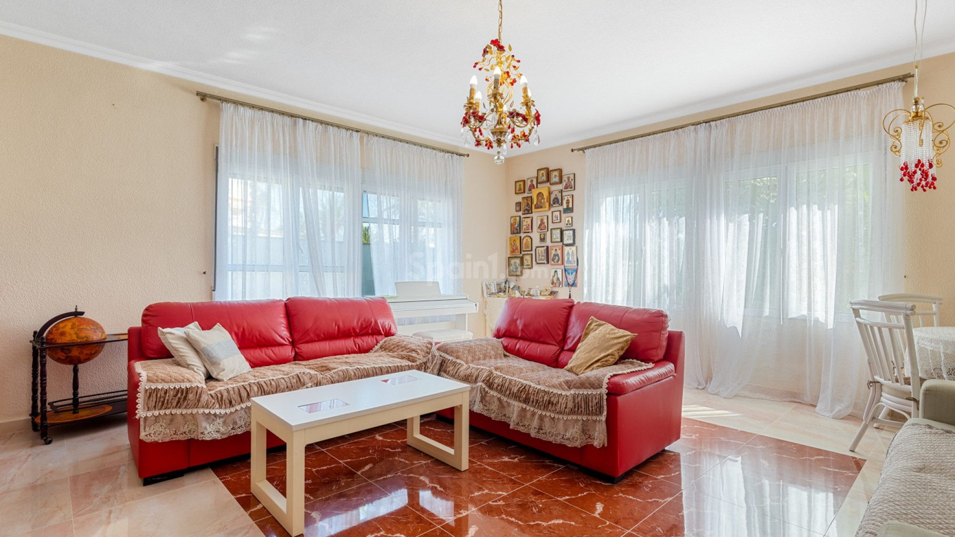 Resale - Villa -
Cabo Roig