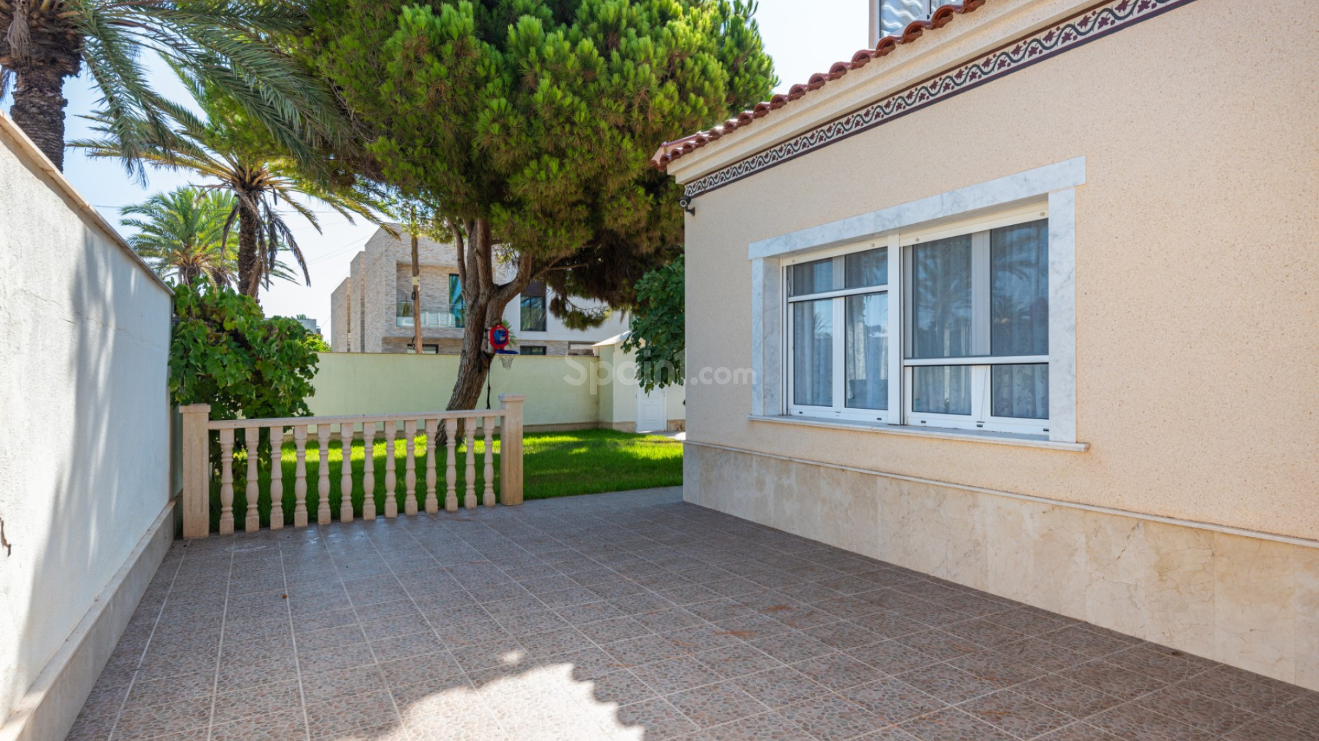 Resale - Villa -
Cabo Roig