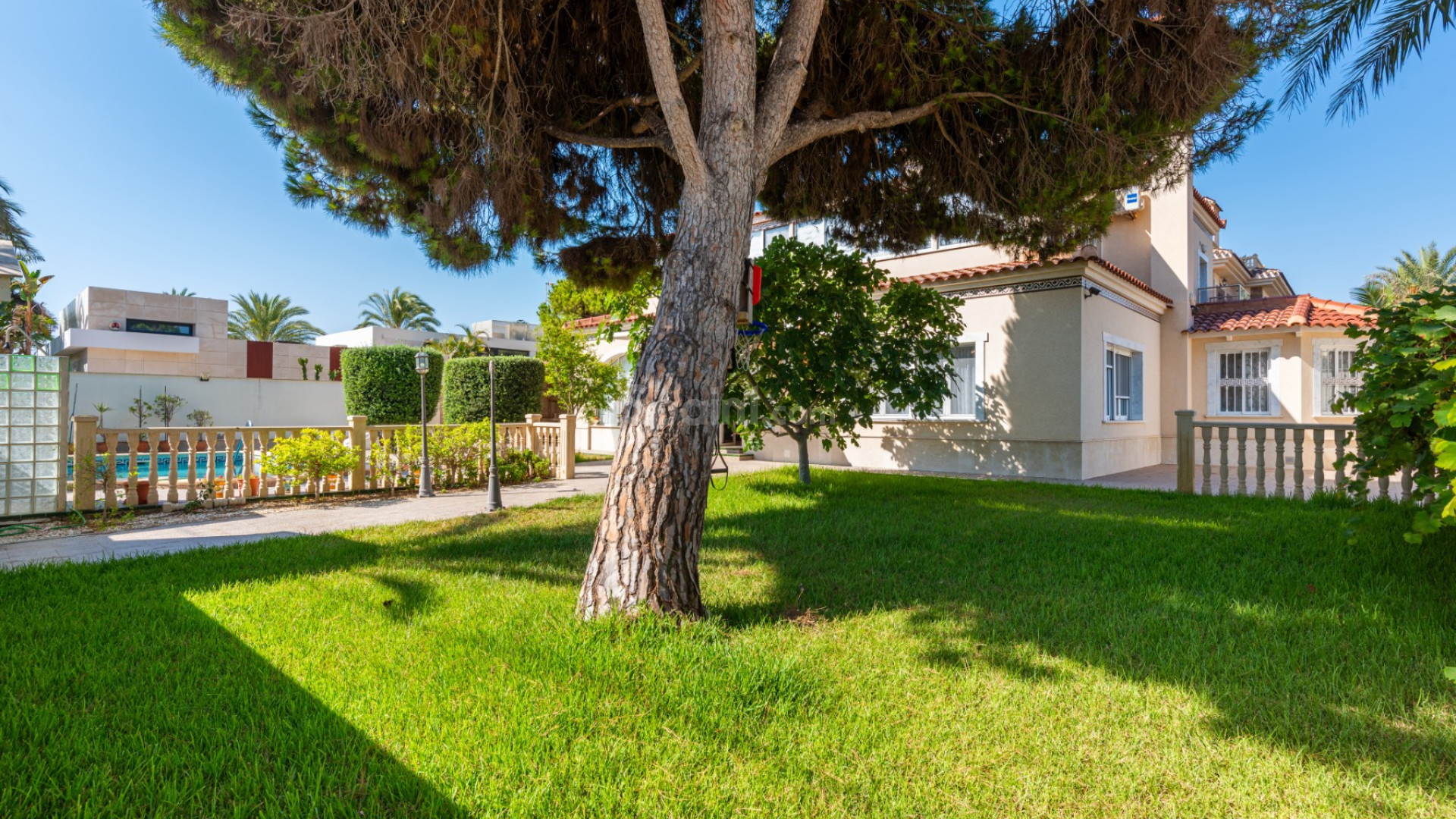 Resale - Villa -
Cabo Roig