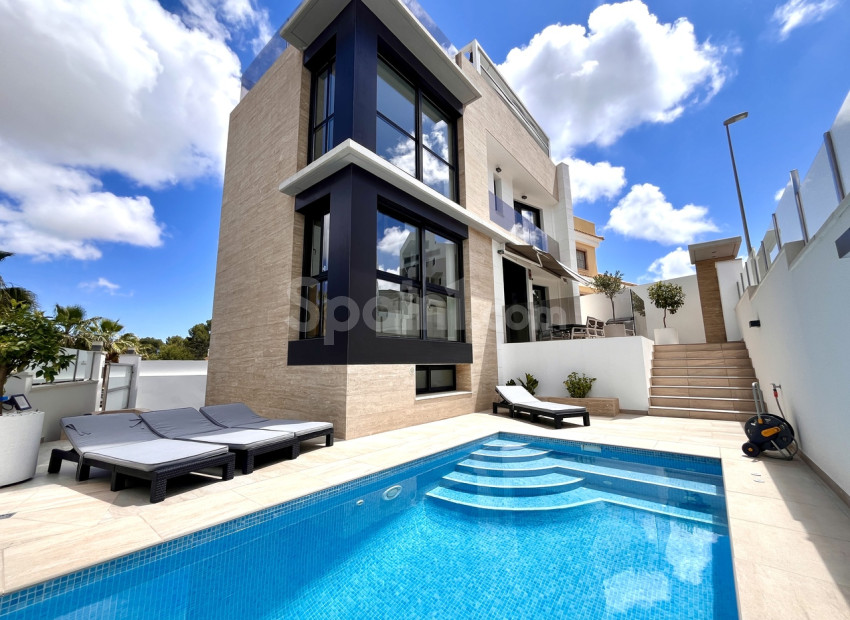 Resale - Villa -
Campoamor R-5