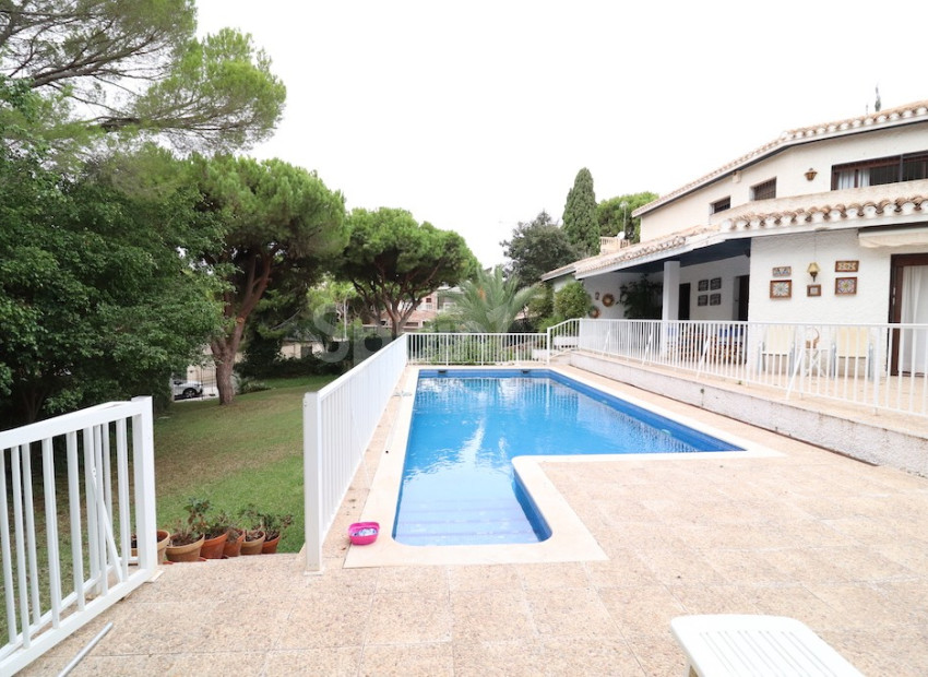 Resale - Villa -
Campoamor