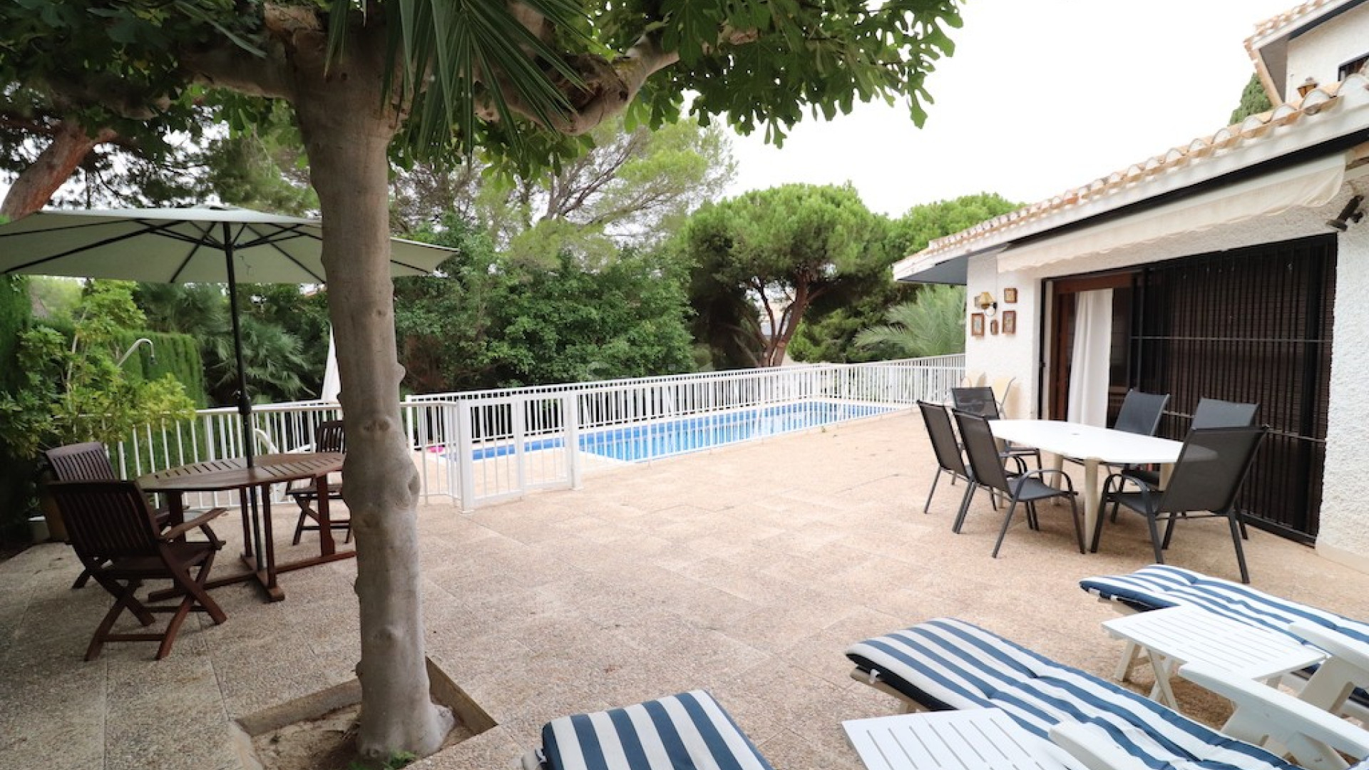 Resale - Villa -
Campoamor