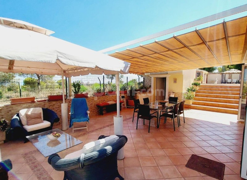 Resale - Villa -
Campoamor