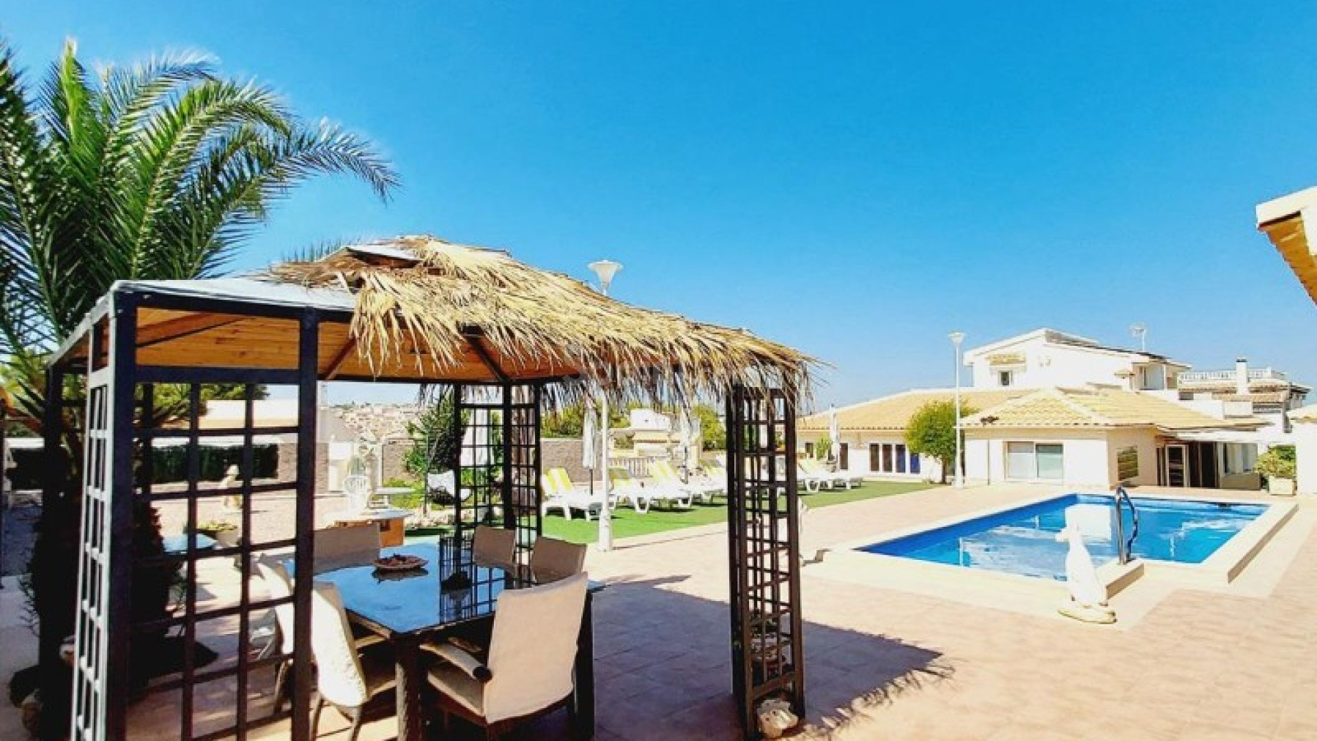 Resale - Villa -
Campoamor