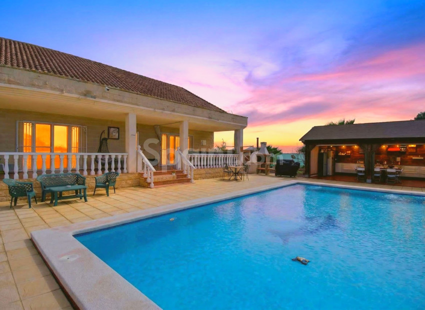 Resale - Villa -
Crevillente