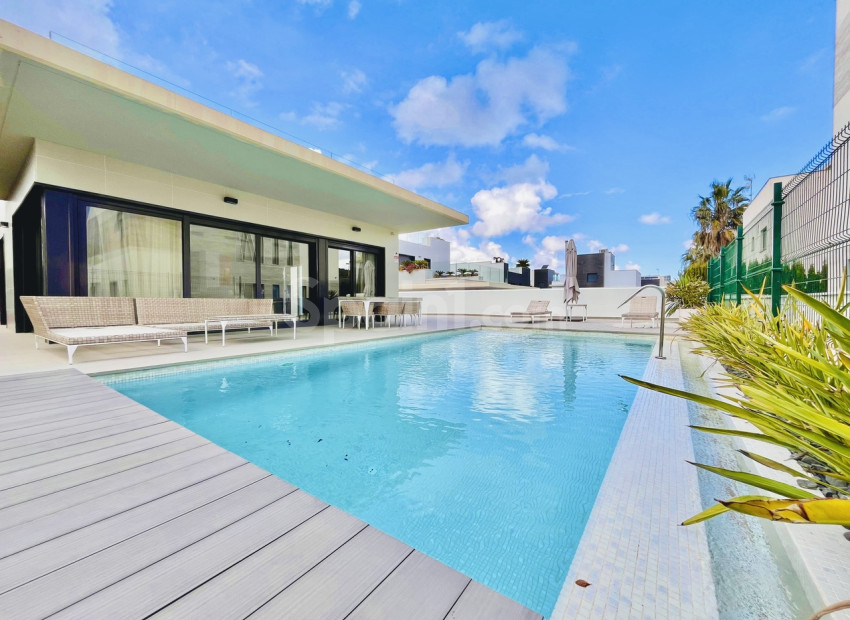 Resale - Villa -
Dehesa de Campoamor - Campoamor